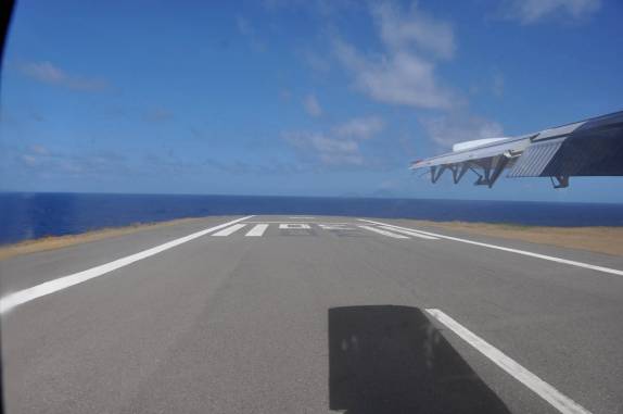 Final da pequena pista de pouso da ilha de Saba,  no Caribe